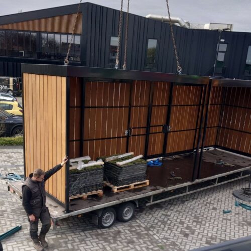 Afsluitbare fietsoverkapping Timber 34 AAnleveren en lossen van een maatwerk fietsoverkapping hout met staal
